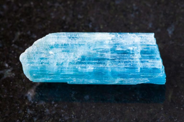 Aquamarine Crystal Meaning, Benefits & Uses